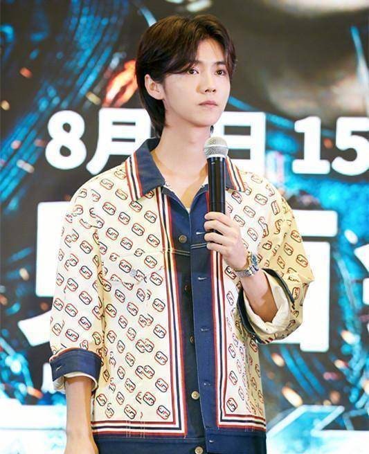 再配上这个可爱的八字刘海,今日的鹿晗也是一枚清爽帅气的小可爱呢.