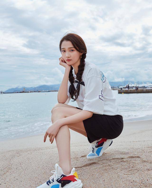 鹿晗根本管不住关晓彤,她为了不撞衫,就把牛仔裙"倒着穿"_感觉_造型