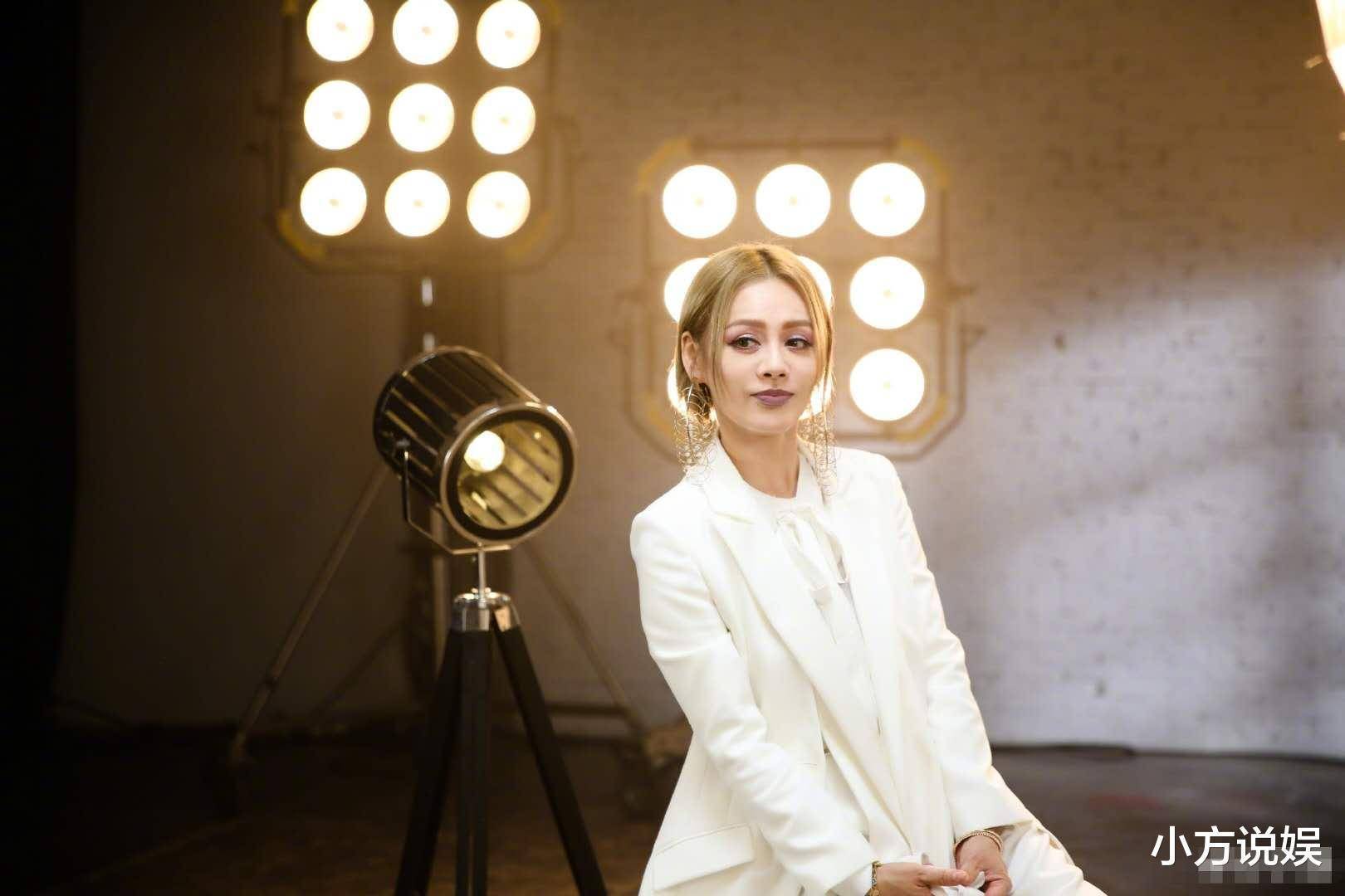 宁静粉丝接机合唱《flow》引争议,出镜夜事件持续发酵难收场,你怎么看