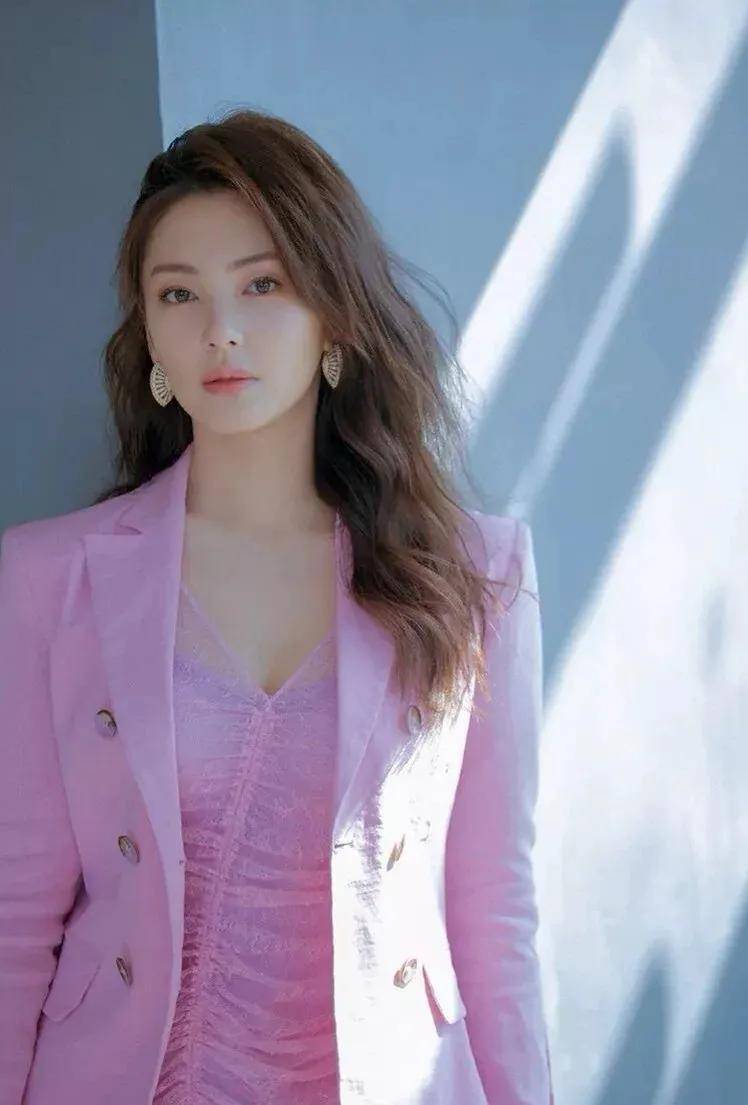 张雨绮大秀身材,追求者排到国外_生活_进行_运动