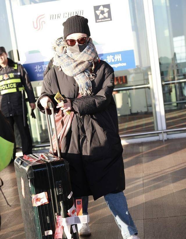 倪妮眉头紧皱走机场,黑色羽绒服配格纹围巾,嘟嘴卖萌太可爱_时尚_气质