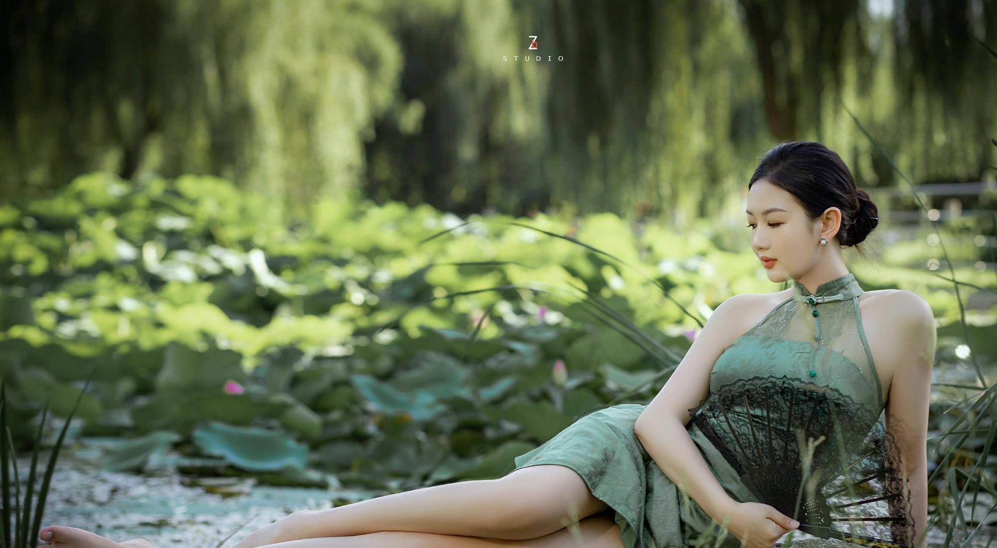 旗袍女神安晓雨晒出一身绿色不沾泥的旗袍图,高贵优雅又性感_照片