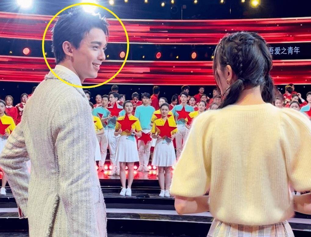 五四晚会路透曝光,吴磊迪丽热巴再次同框,吴磊的眼神宠溺像准男友_cp