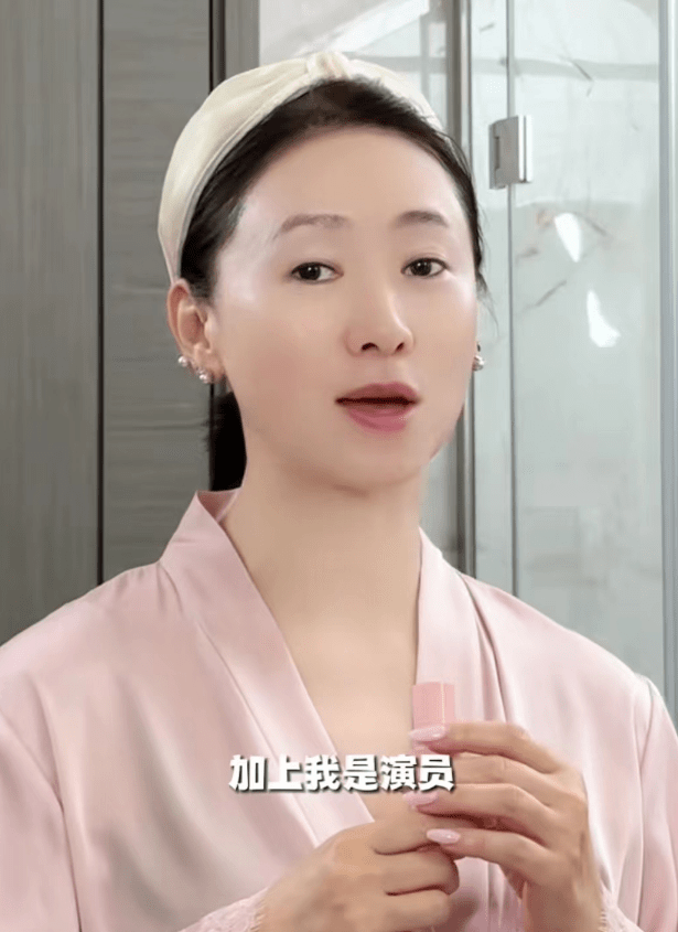 翁虹确实也推荐了和洪欣一样的产品,视频中她也洗脸卸妆了,但是可以