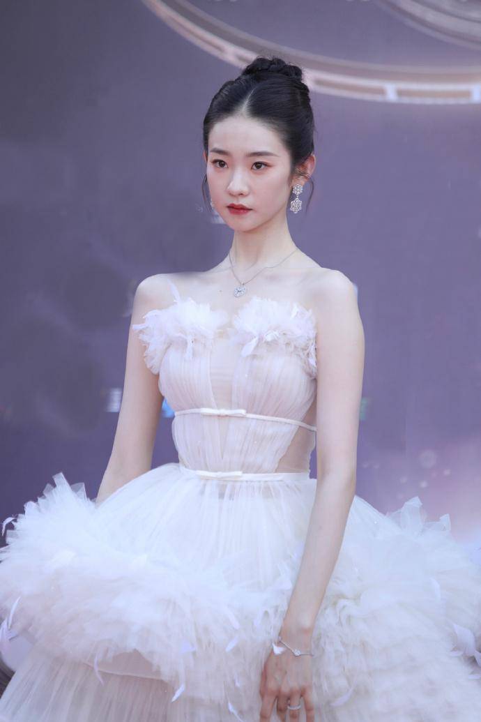 微博电影之夜红毯大赏:7位影后集体美出圈,王一博贵气绅士,沈腾又整活