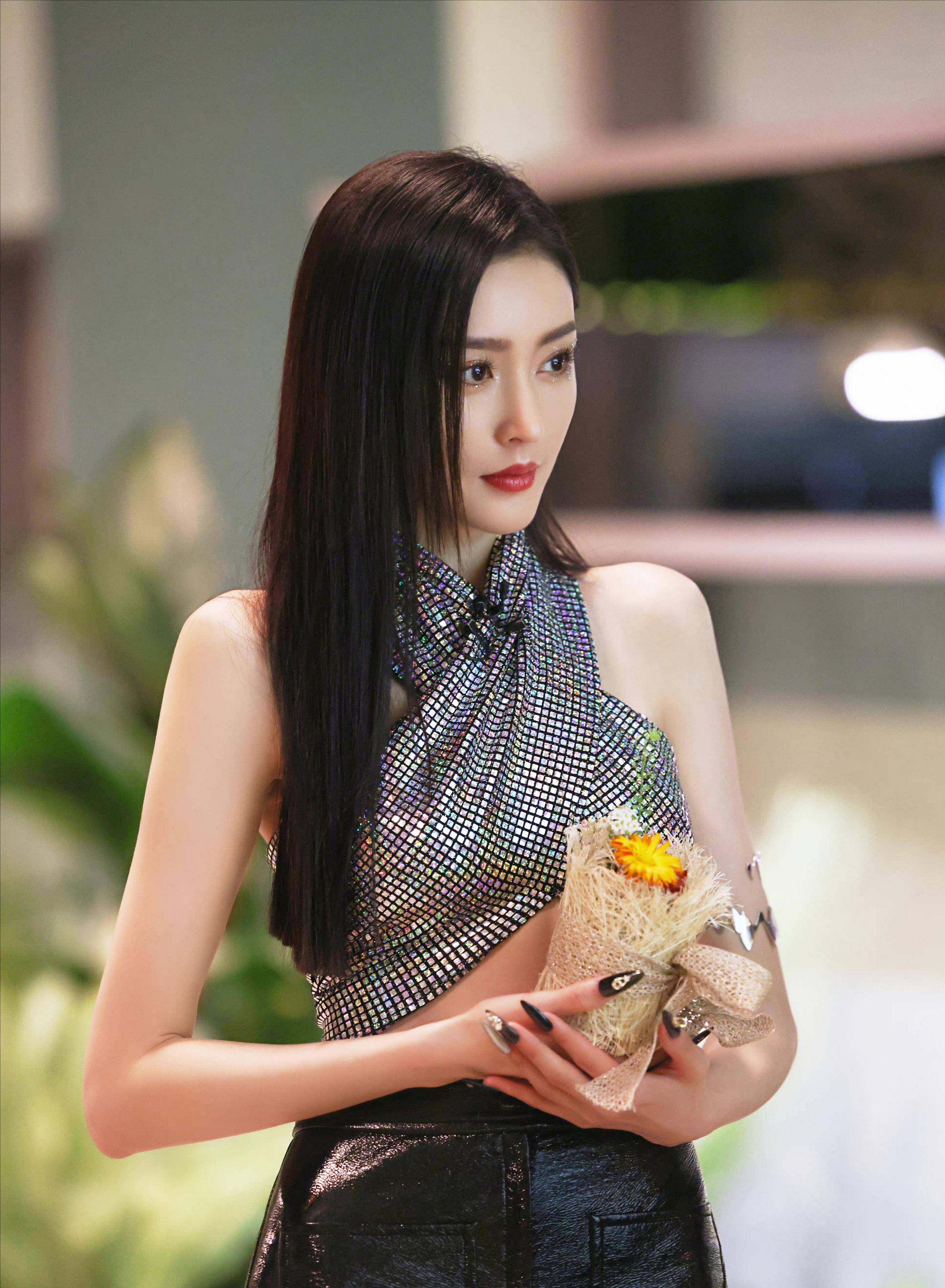有人认为这是女明星该有的样子,也有人直言说张天爱这个样子确实雷人