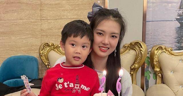 自小出生于排球世家的张常宁,幼年时侯就因为不错的身高和天赋开始