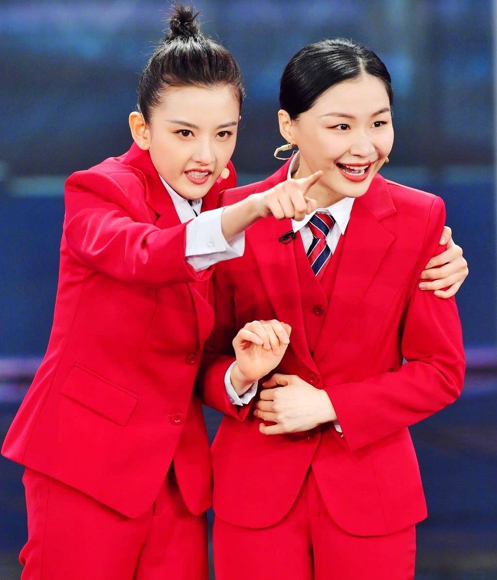 爱笑的金靖疑似恋情曝光,仅用4年就登上舞台,凭自己的风格立足_李佳琪