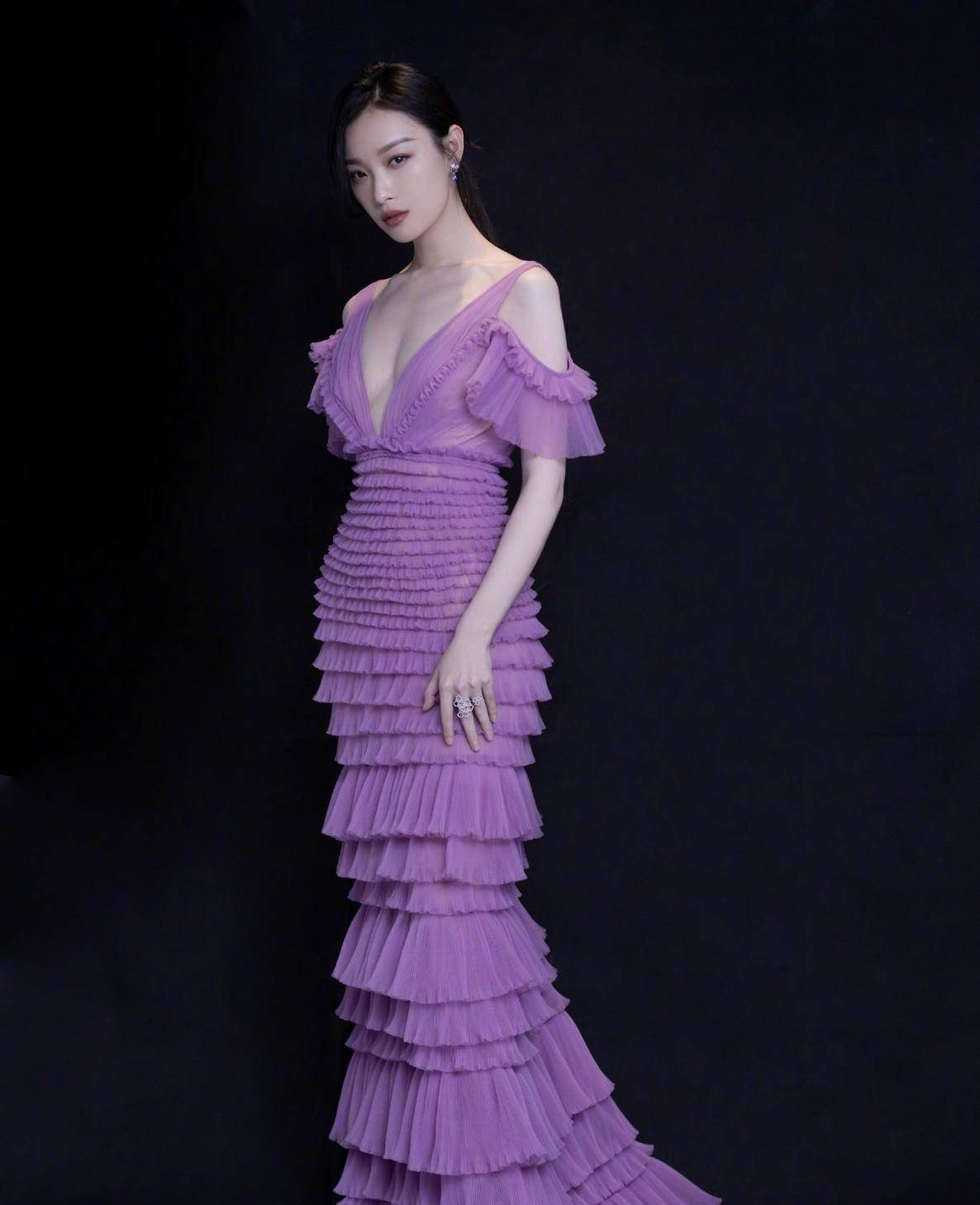 倪妮自带美颜效果,穿2万3的红裙戴礼帽,站古堡前贵气逼人_红色_造型