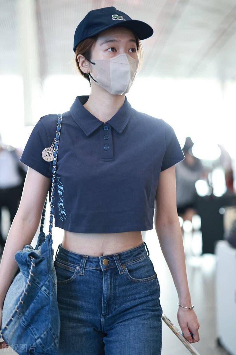 张雪迎现身北京机场,夺命的细腰太时尚,羡慕嫉妒恨我说倦了啊!