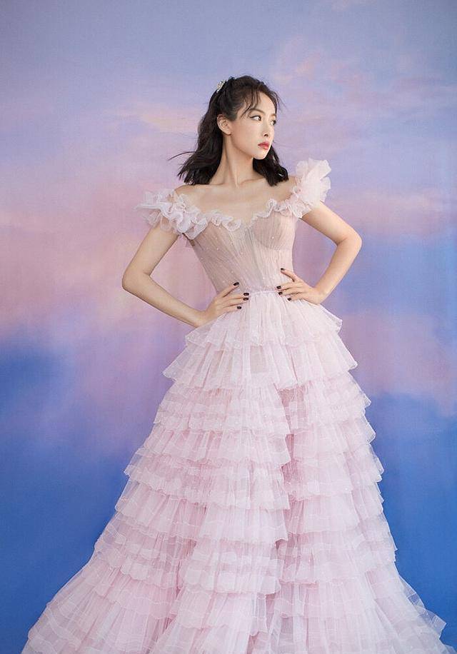 女星穿"千层裙",关晓彤壮实,看来看去还是赵丽颖最美!