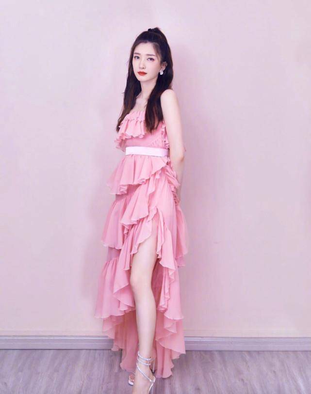 江疏影桃花妆时尚迷人,搭配冷白皮更显优雅,理解男生的审美了_照片