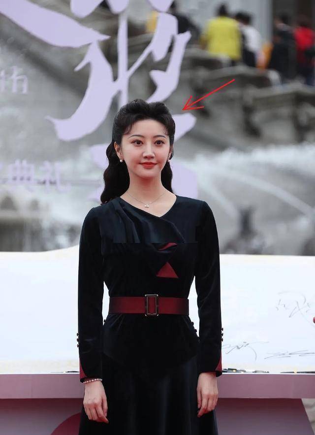 景甜脸部发福,穿着发型均土气,被吐槽像大妈_网友_女明星_样子