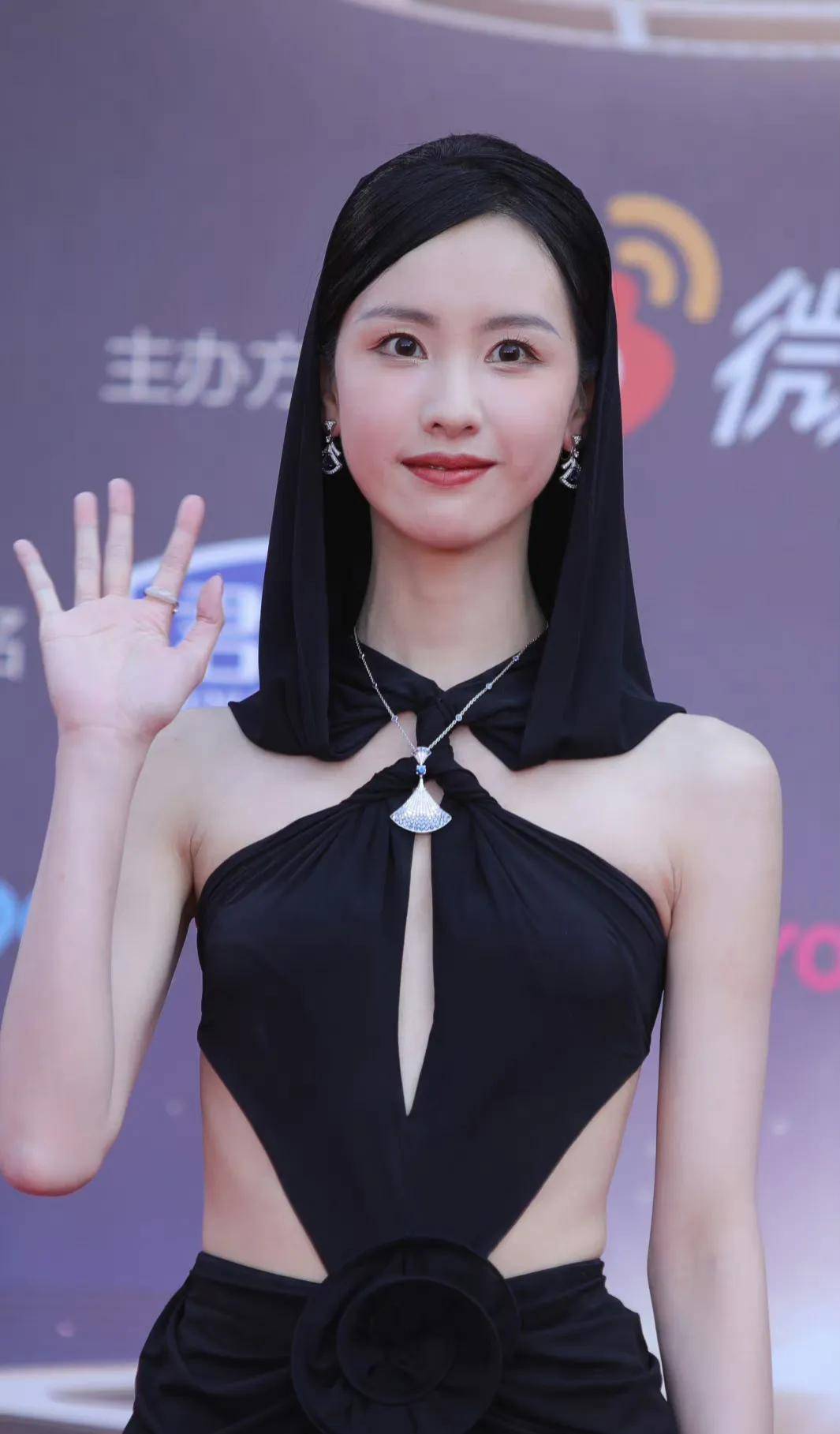 昆山这一夜,章子怡如女王,周冬雨像精灵,女星风情万种,真好看_造型