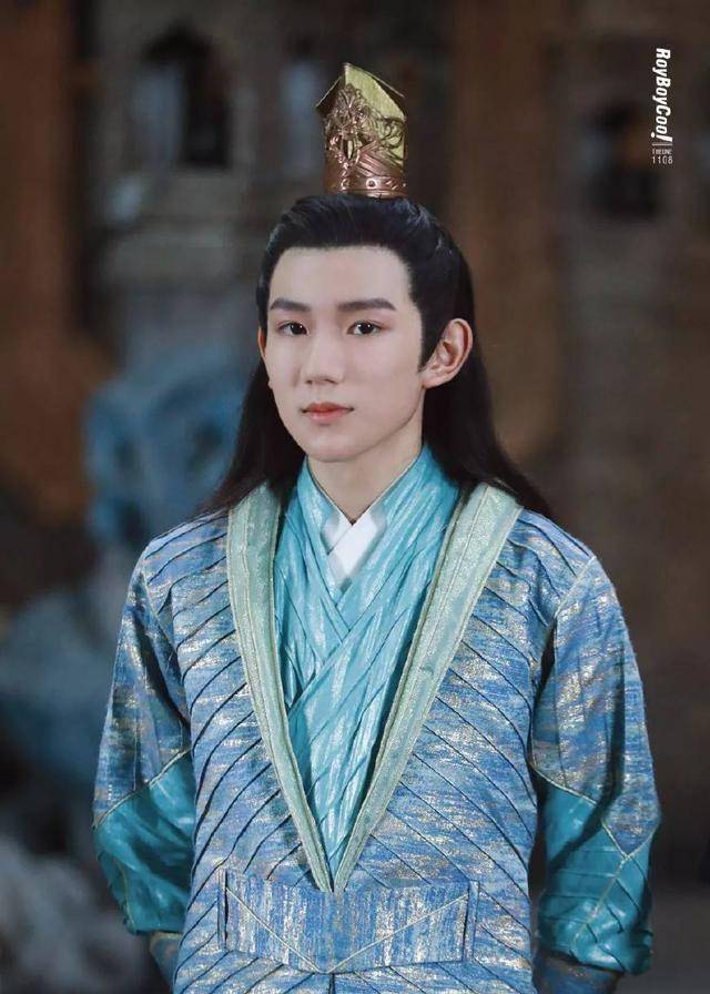 拍戏时,王源穿五六层衣服,千玺系两条腰带,王俊凯的做法更严格_穿着