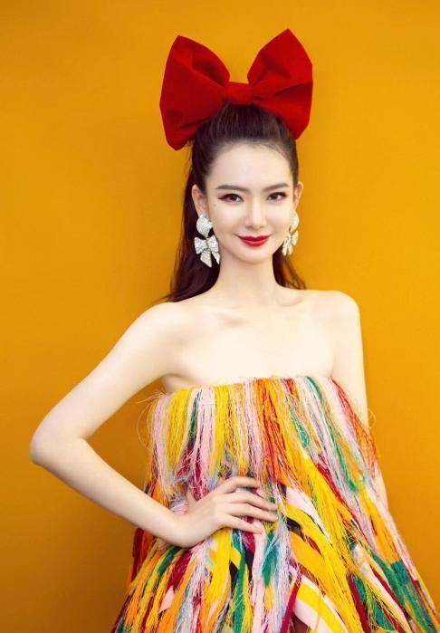 戚薇在《beauty小姐》中穿流苏裙,果然人美肤白,穿什么都好看_蝴蝶结