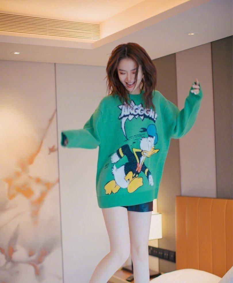 戚薇厉害了,穿黑色上衣配豹纹阔腿裤,气场不是谁想要就能有的_下身