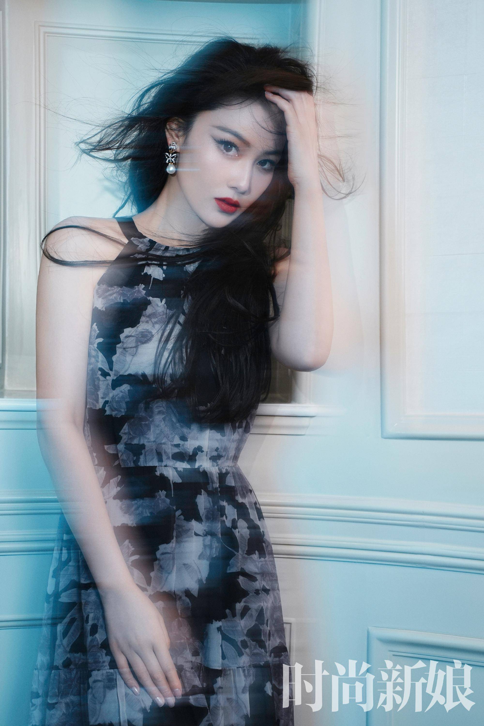 张馨予登《时尚新娘》封面,穿深v婚纱,牛仔胸衣,大秀傲人身材_连衣裙