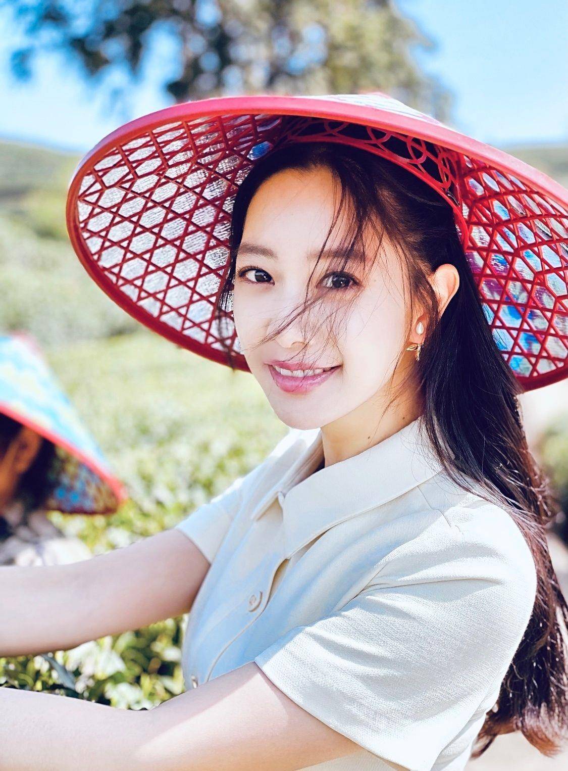 亚洲第一美女克拉拉礼裙大开衩,秀出一双美腿,神秘老公从不露面_旗袍