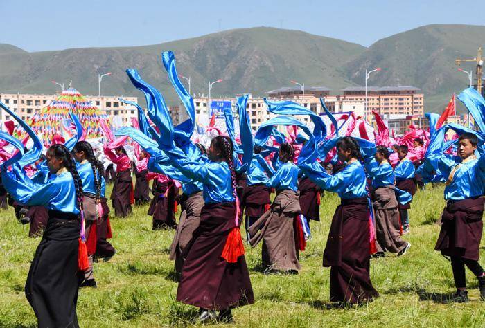 甘肃旅游:甘南碌曲藏族万人锅庄舞盛况(图)