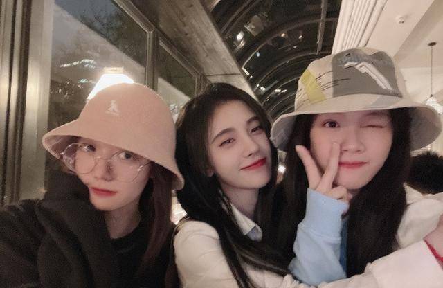 前队友晒与鞠婧祎合影,谁注意鞠婧祎手的位置,关系好坏一目了然