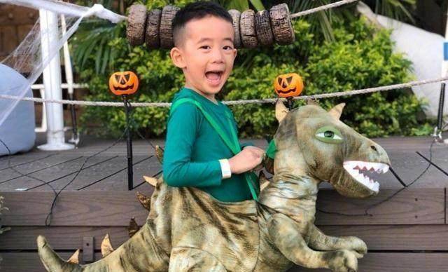 jasper变成了可爱的小恐龙,张大嘴的样子真的有点小小的"可怕"啊哈哈.