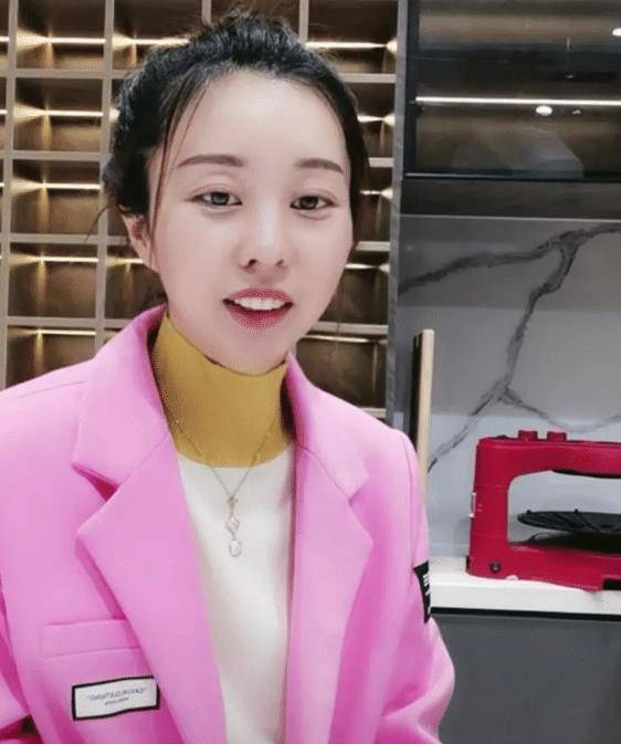 奇奇悦悦吃燕窝,一听口水立马吐掉,网友:为带货孩子都不放过_田静