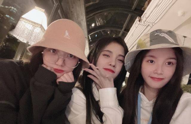 前队友晒与鞠婧祎合影,谁注意鞠婧祎手的位置,关系好坏一目了然