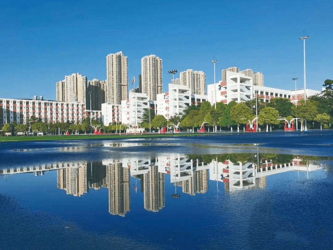 图源:学校官微)生态方面,项目背靠棋盘山森林公园,外部环绕有眠山生态