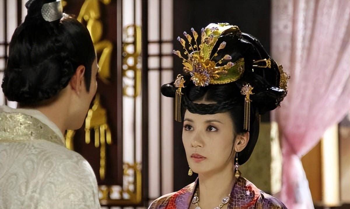 6岁时,常常往来外祖母荣国夫人家,她随行的宫女遭表兄贺兰敏之逼奸
