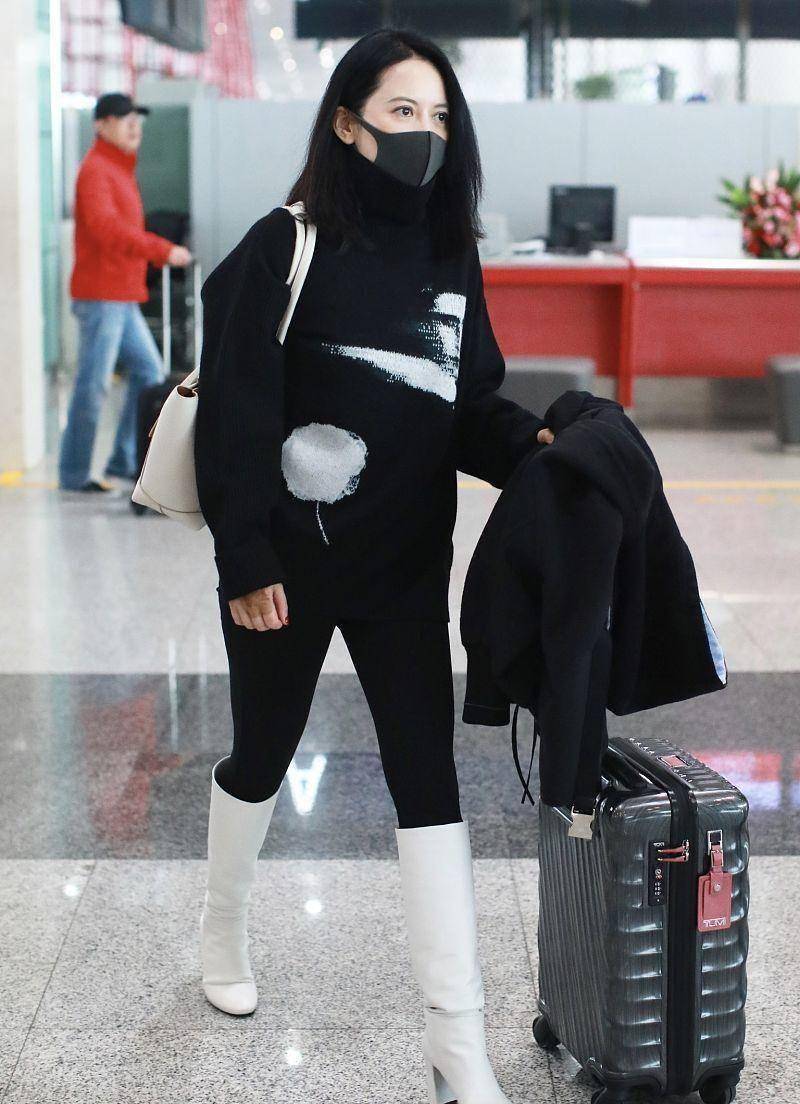 48岁俞飞鸿越来越有气质,全黑look配白长靴简约又时髦_黑色_衣服_裤子