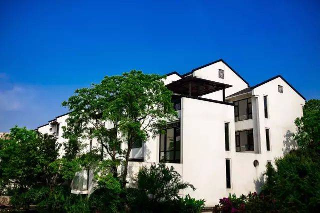 筑和江南岸实景图悄悄告诉你,江南岸是镇江别墅销售排行榜上排名前列