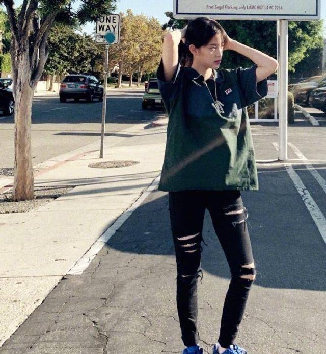 欧阳娜娜黑长直中分造型登封面,风格多样,"苍蝇腿"睫毛吸睛_显得_时尚