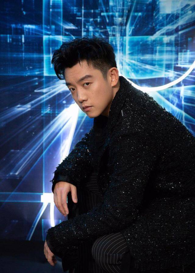 跑男郑恺扶孕肚baby,网友调侃扶苗苗扶出经验,乡土装扮接地气_西装