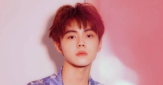 偶像们扎堆恋爱,从头到尾遵守规则的只有粉丝自己?_金晨_恋情_董又霖