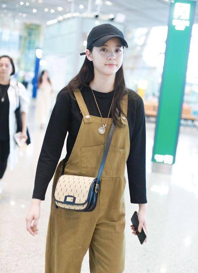 欧阳娜娜长胖也漂亮,穿背带裤嘟嘴卖萌超可爱_长裤_黑色_造型
