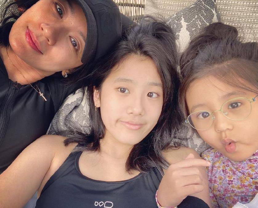 梧桐妹两个妹妹长大了,修思羽近照超可爱,却被咘咘萌化了_贾静雯_眼镜