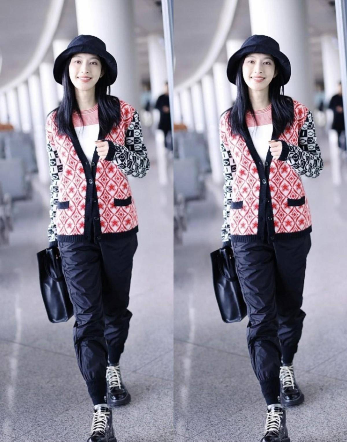 张俪在私下里也是走秀的样子,穿上老花开衫照镜子很时髦很舒服_时尚