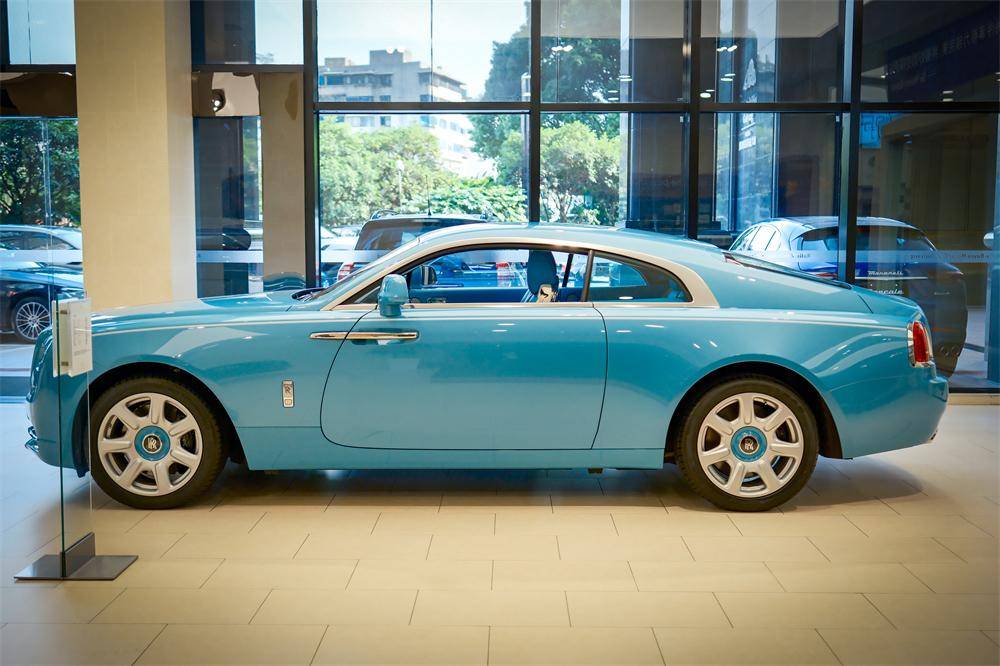 劳斯莱斯魅影车尾处增加了镀铬排气口和更流畅的线条使魅影更添几分