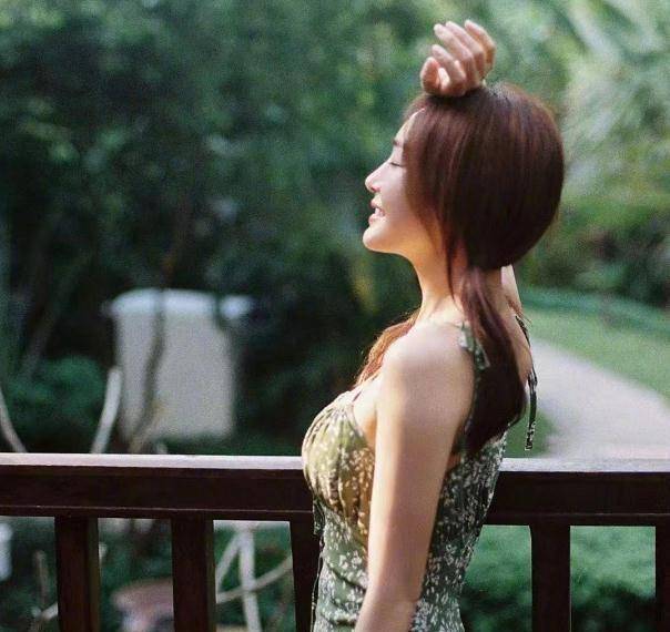 从秦岚的拍照动作来看,秦岚的拍照动作也彰显出了她的心态很年轻,秦岚