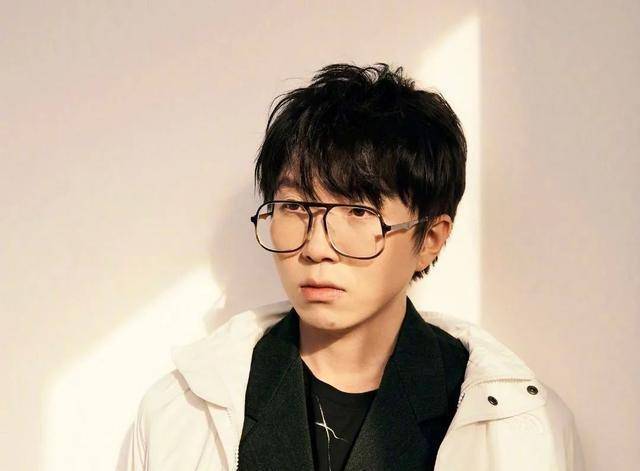 娱爷:别看金瀚的咖位一般般,但是他身边的助理在圈内算多的了,日常的