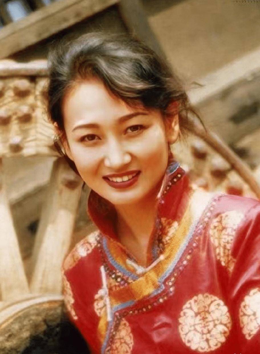 哈斯高娃:辣眼腾格尔"嗜酒如命",分手27年无儿无女_演出_斯琴高娃