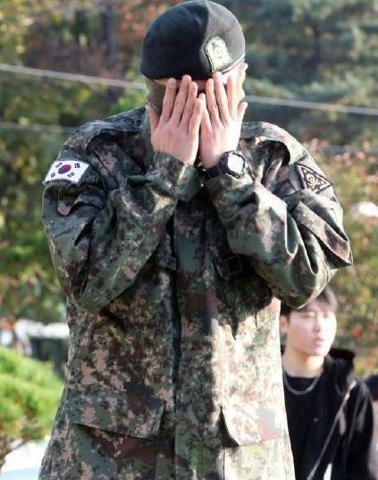 权志龙今日份的穿搭的,秋冬款贝雷帽,军绿色高领毛衣,马丁靴冬日必备