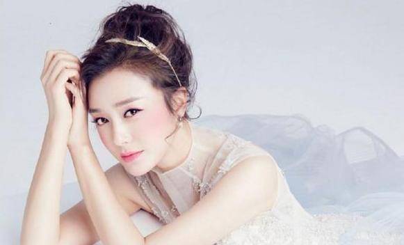 每一次聚会合影晒照秦岚几乎是不会缺席的,特别是李小璐出事情后更是