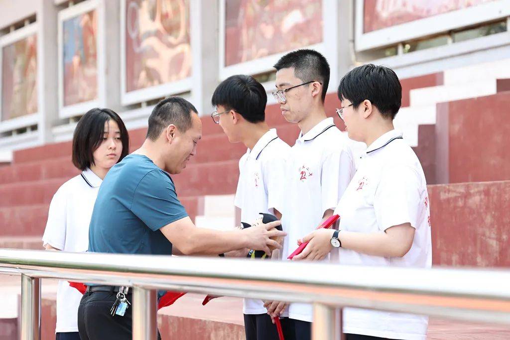 衡水二中举行升国旗仪式暨优秀生表彰大会_邹涛_国歌_奖品