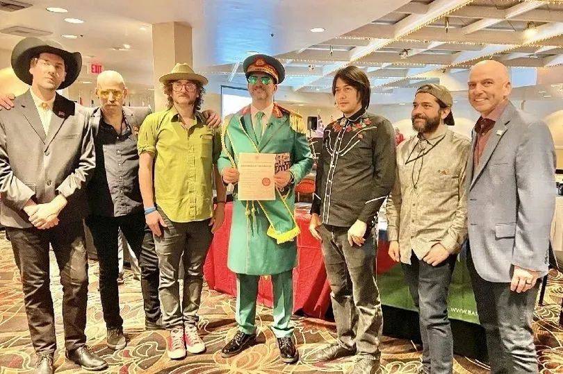 还能签发护照,希望全世界游客来旅游_兰迪_苏丹_约合