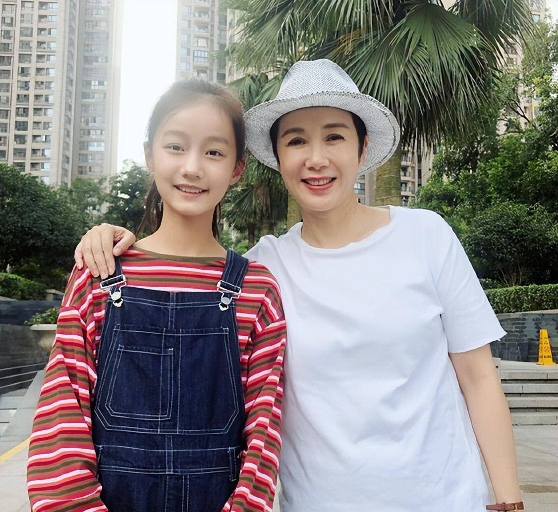 《甄嬛传》中的温宜公主,如今14岁甜美近照曝光,身材比例绝了_纪姿_小