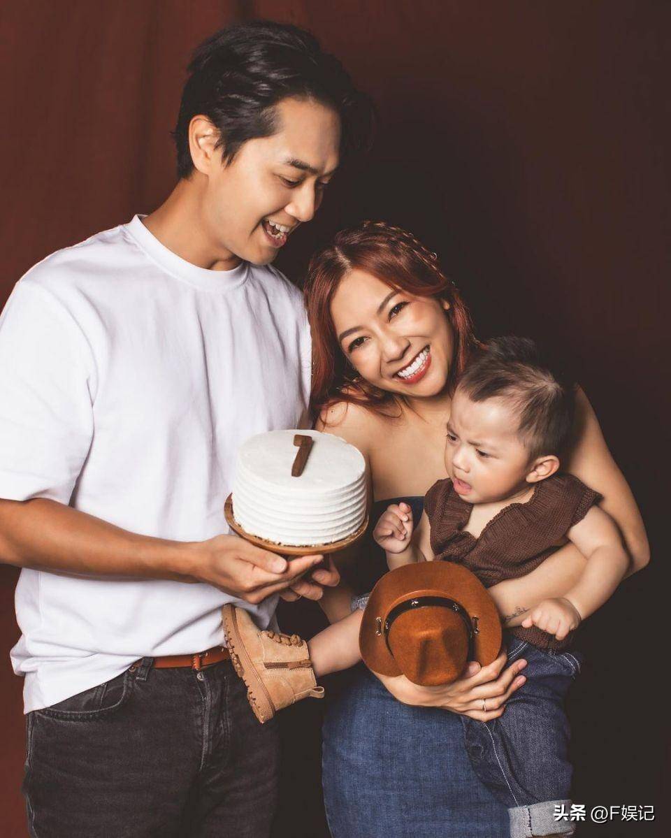 郑俊弘何雁诗一家三口拍全家福贺儿子1岁生日_夫妻俩_时间_太太