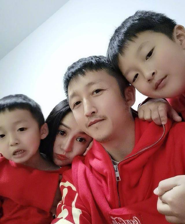 冉莹颖晒照,拳王老公运动装年轻帅气,三胎儿子穿家居服呆萌可爱