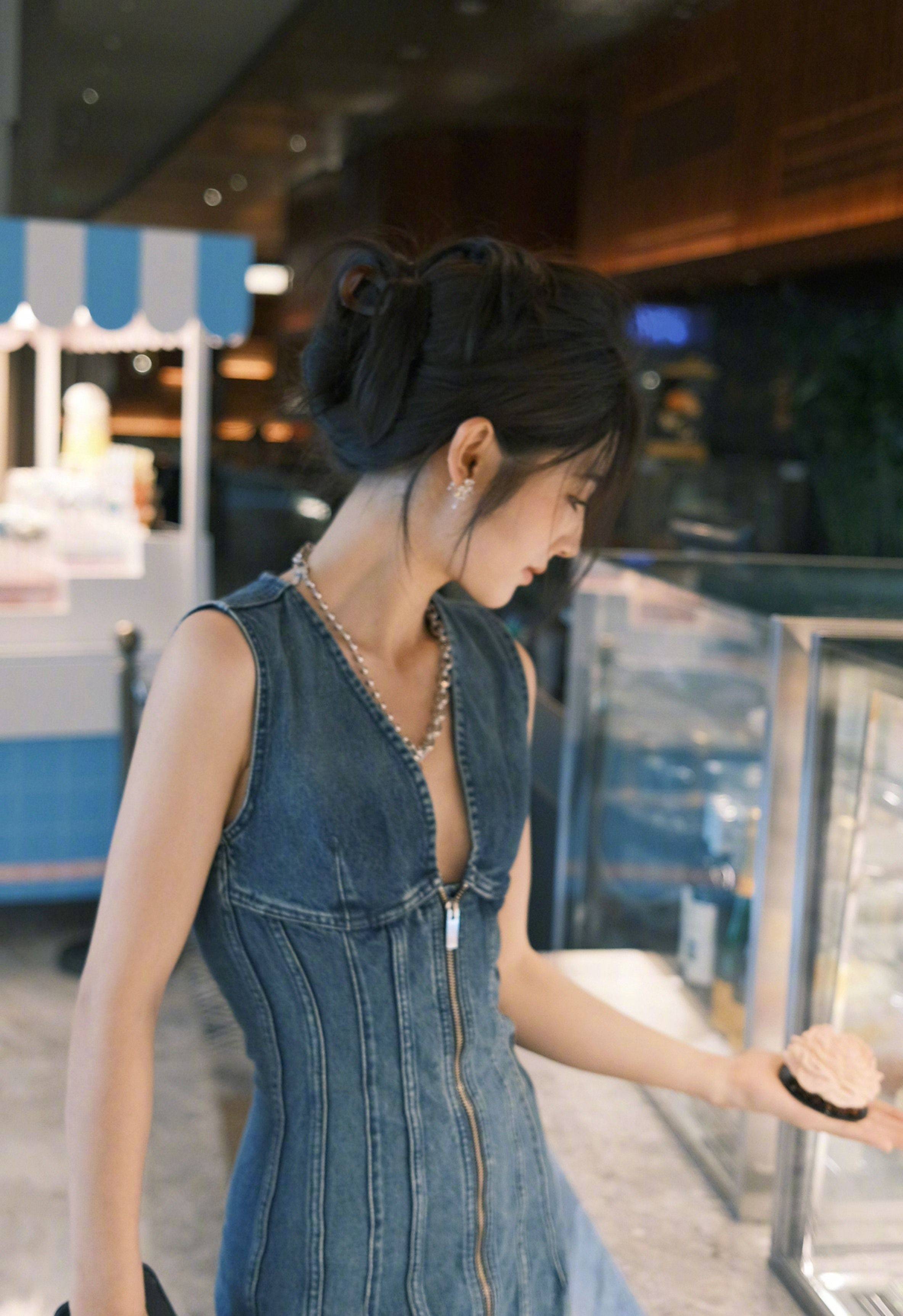 邢菲v领牛仔长裙优雅写真_造型_风格